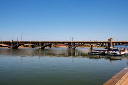 Tempe Resort Condo Mins from Papago Park+ASU - image 5