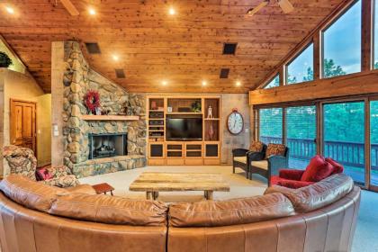 Massive Show Low Cabin with Deck - 3 Miles to Lake! - image 9