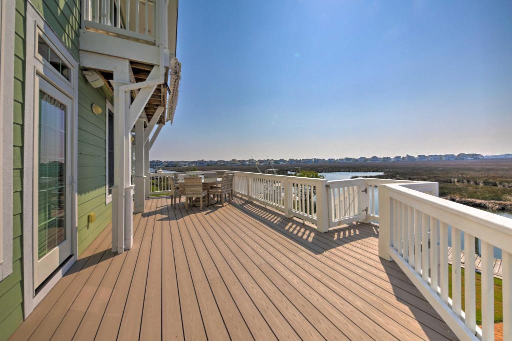 Manteo Waterfront Resort Home with 30-Ft Dock! - image 5