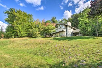 House with Balcony - 5 half Miles to Cranmore Resort! - image 13