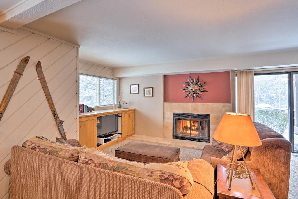 Cozy Alpine Condo with Fireplace Less Than 1 Mi to Ski Lifts - main image