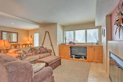 Cozy Alpine Condo with Fireplace Less Than 1 Mi to Ski Lifts - image 10