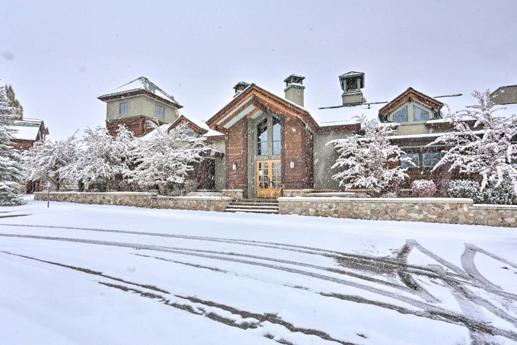 Cozy Alpine Condo with Fireplace Less Than 1 Mi to Ski Lifts - image 7