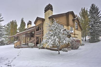 Cozy Alpine Condo with Fireplace Less Than 1 Mi to Ski Lifts - image 8