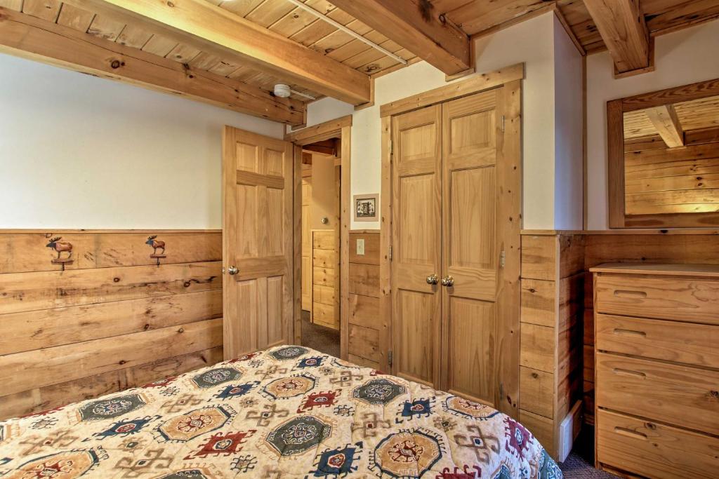 Cozy Retreat with Porch and Double JJ Resort Access! - image 7