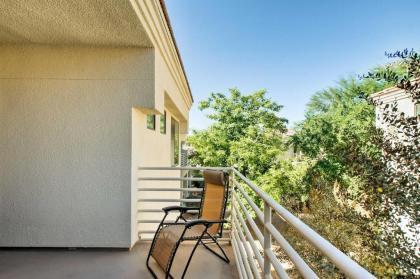 Sleek Scottsdale Condo Balcony and Resort Amenities - image 1