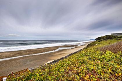 Resort-Style Lincoln Beach Condo with Balcony and View! - image 19