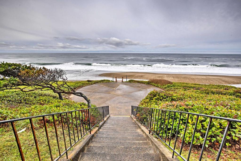 Resort-Style Lincoln Beach Condo with Balcony and View! - image 7