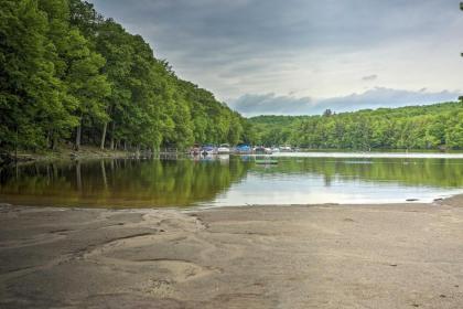 Family Cabin Walk to Lake Wallenpaupack and Marina! - image 1