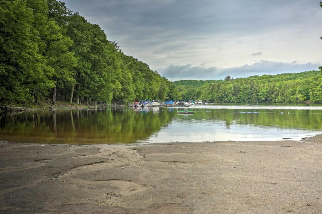 Family Cabin Walk to Lake Wallenpaupack and Marina! - main image