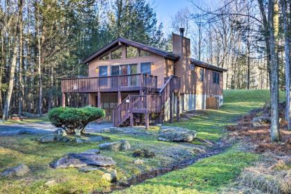 Kid-Friendly Lake Ariel Cabin with Resort Amenities! - image 1