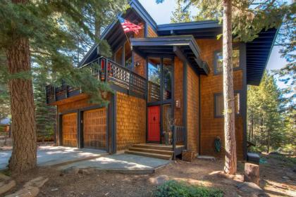 Expansive Truckee Cabin with Deck and Resort Amenities - image 1