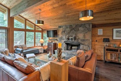 Expansive Truckee Cabin with Deck and Resort Amenities - image 11