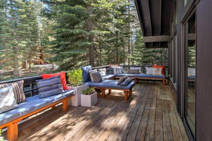 Expansive Truckee Cabin with Deck and Resort Amenities - image 17