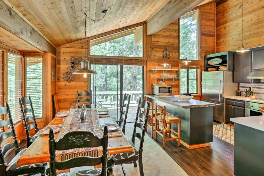 Expansive Truckee Cabin with Deck and Resort Amenities - image 5