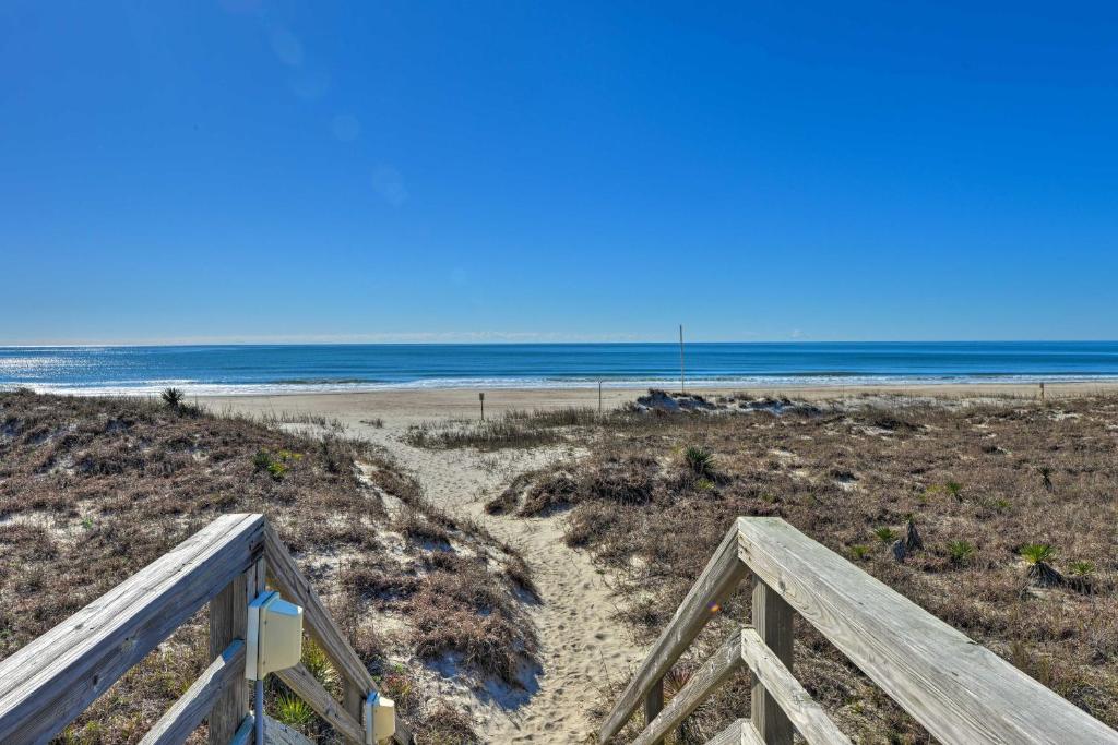 Emerald Isle Resort-Style Condo Walk to Beaches! - image 4