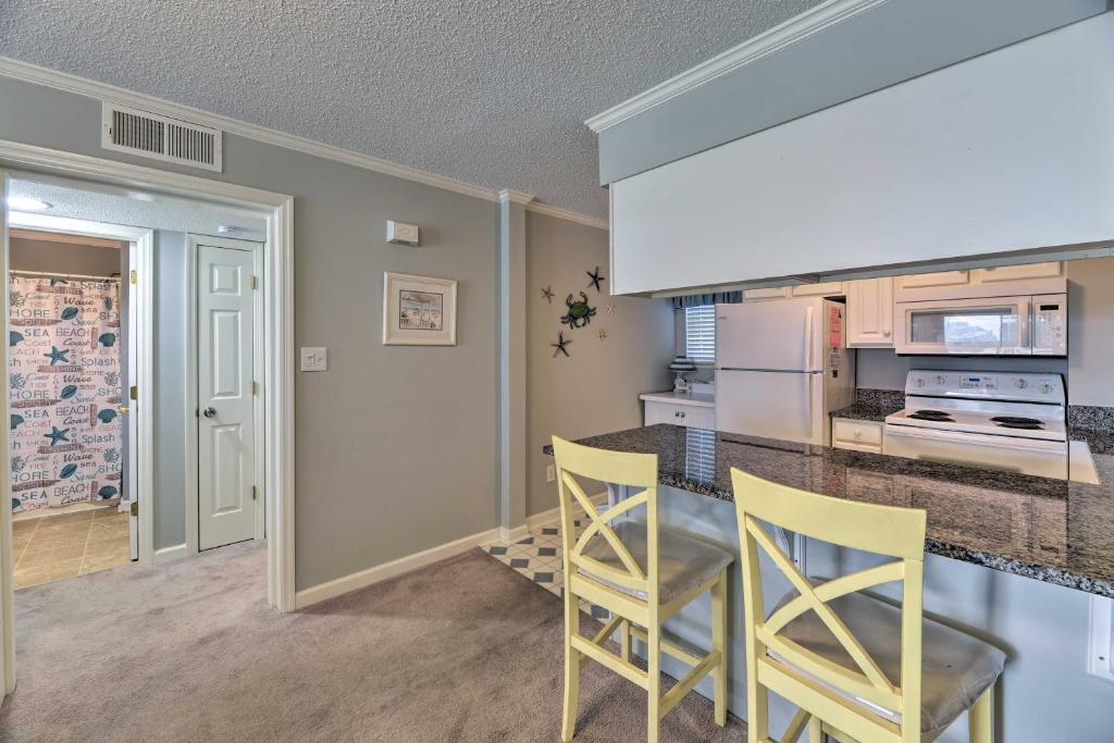 Emerald Isle Resort-Style Condo Walk to Beaches! - image 6