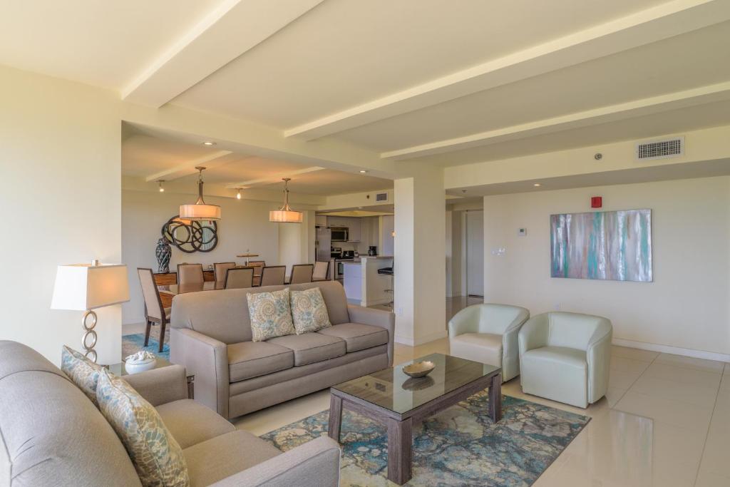 Your beach life is waiting! Stylish Bayview condo in beautiful beachfront resort shared pools & jacuzzi pet friendly - image 2