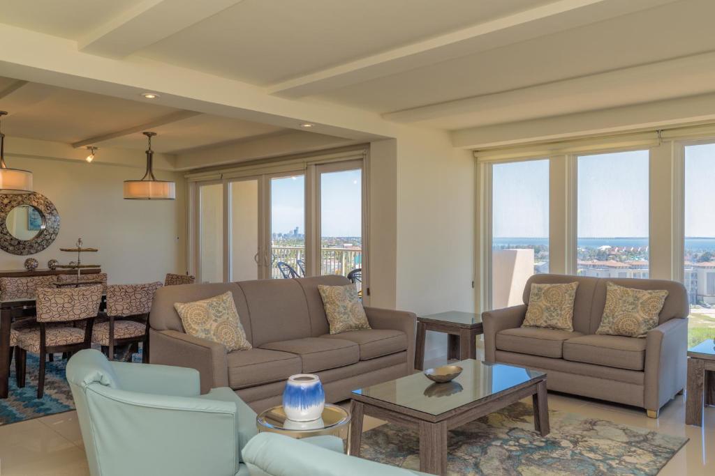 Panoramic bayview! Spacious 10th floor condo beachfront resort shared pools & jacuzzi Pet friendly - main image