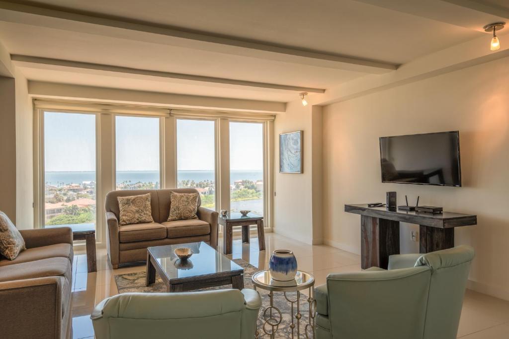 Panoramic bayview! Spacious 10th floor condo beachfront resort shared pools & jacuzzi Pet friendly - image 6