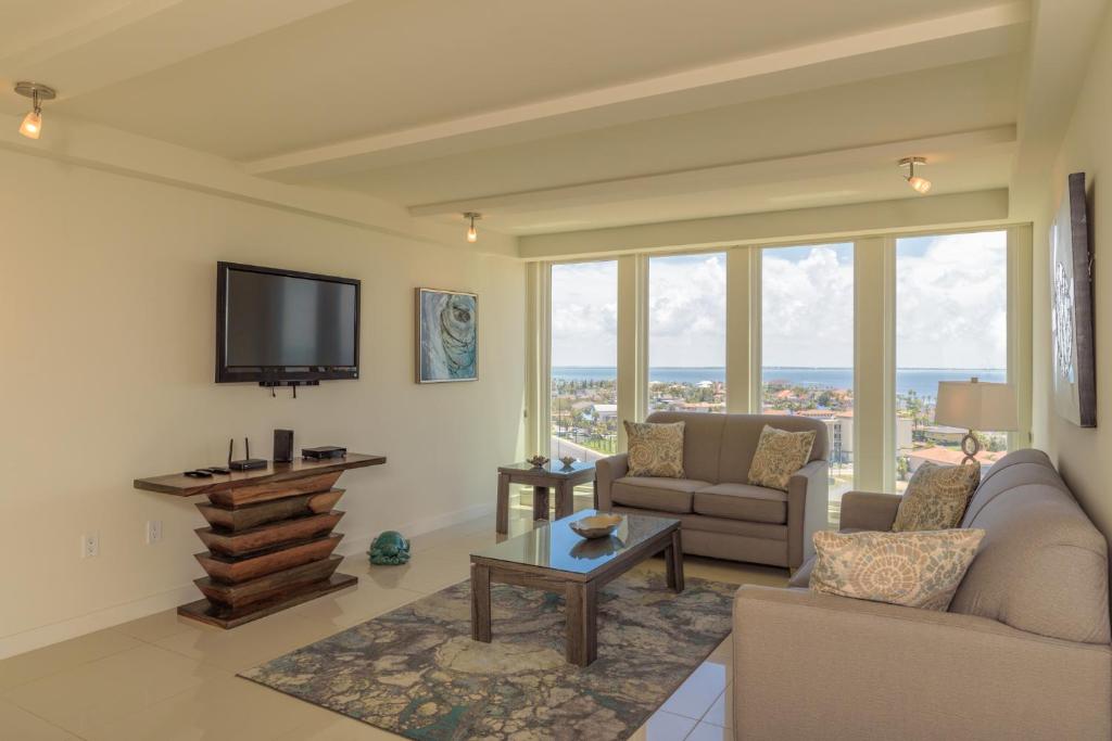 Bay view in Paradise! Tasteful condo in beachfront resort shared pools & jacuzzi pet friendly - image 3