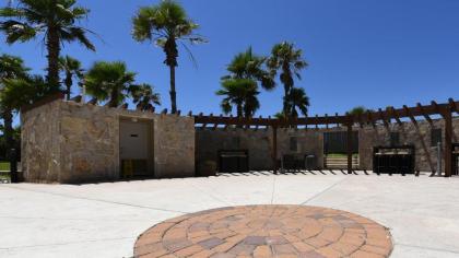 Wake up in paradise! Chic Bayview condo in beautiful beachfront resort shared pools jaccuzi pet friendly - image 15