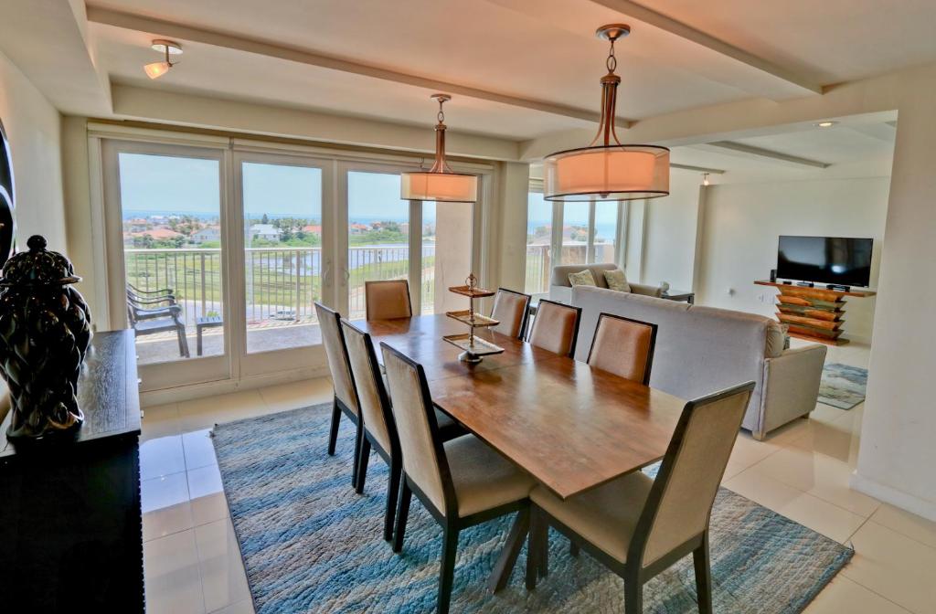 Wake up in paradise! Chic Bayview condo in beautiful beachfront resort shared pools jaccuzi pet friendly - image 5