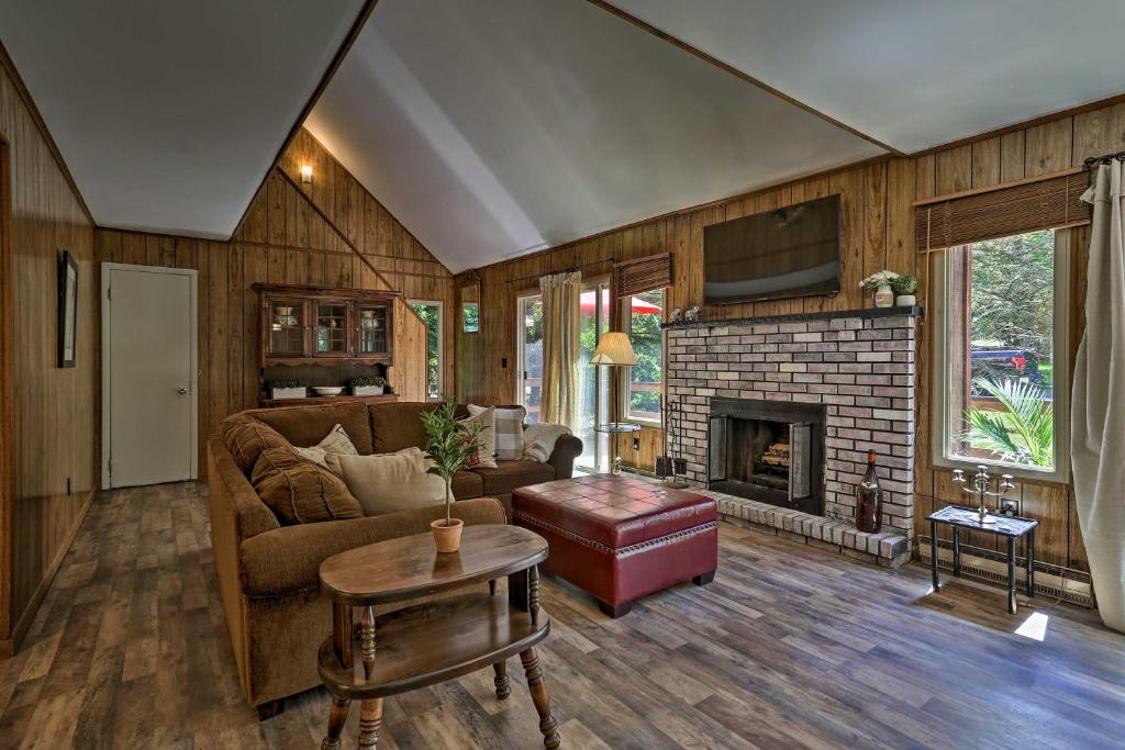 Tobyhanna Cabin with Resort Amenities and Fire Pit! - image 2