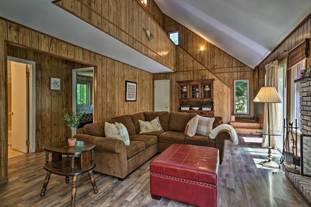 Tobyhanna Cabin with Resort Amenities and Fire Pit! - image 5