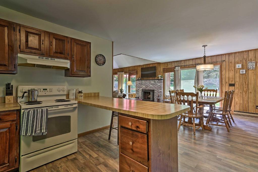 Tobyhanna Cabin with Resort Amenities and Fire Pit! - image 6