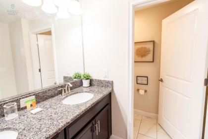 Stylish Townhome w/Resort Amenities Near Disney! - image 16