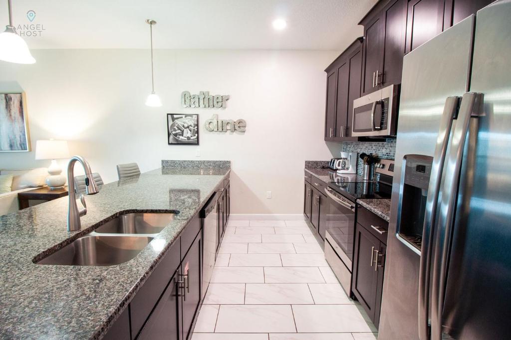 Stylish Townhome w/Resort Amenities Near Disney! - image 6