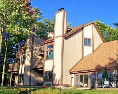 Lakefront Resort Condos on Lake Minocqua Wisconsin - main image