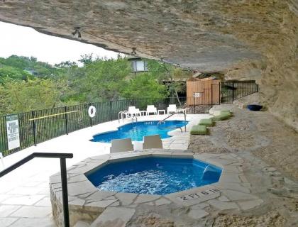 Vacation Resort Cottages Overlooking Lake Travis - image 18