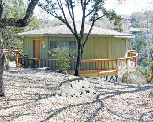 Vacation Resort Cottages Overlooking Lake Travis - image 2