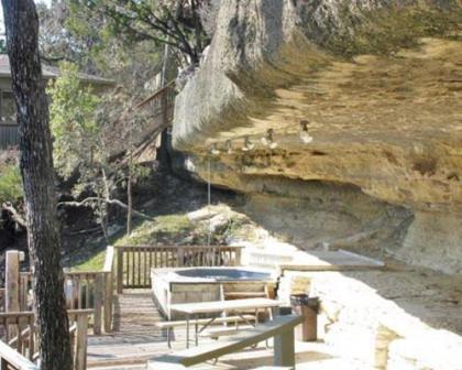 Vacation Resort Cottages Overlooking Lake Travis - image 6