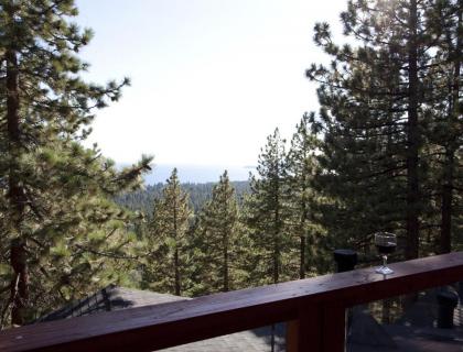 Mountain Resort Suites with Stunning Views of Lake Tahoe - image 2