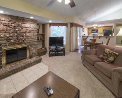 Vacation Resort Condos By the Stunning Ozark Mountains - image 2