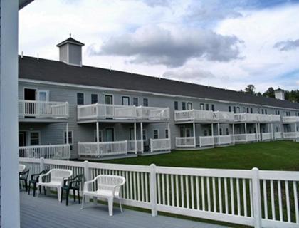 Vacation Resort Suites with River View in Bethel Maine - image 1