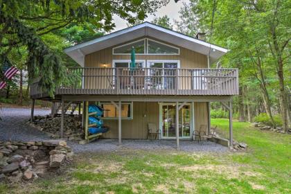 Serene Emerald Lakes Escape with Deck and Large Yard! - image 1