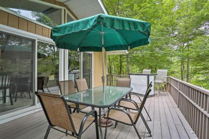 Serene Emerald Lakes Escape with Deck and Large Yard! - image 2