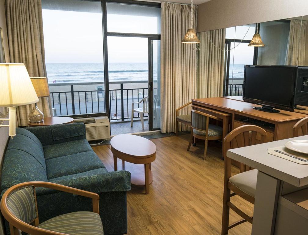 Virginia Beach Oceanfront Resort with the Comforts of Home - image 5