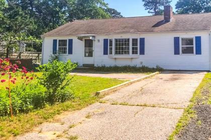 3 Bed 1 Bath Vacation home in West Yarmouth - image 3