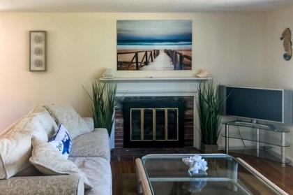 3 Bed 1 Bath Vacation home in West Yarmouth - image 4