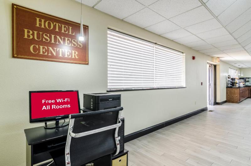 Red Roof Inn & Conference Center Wichita Airport - image 7