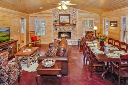 Wimberley Log Cabins Resort and Suites - The Oak Lodge - image 8