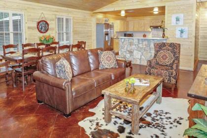 Wimberley Log Cabins Resort and Suites - The Oak Lodge - image 10