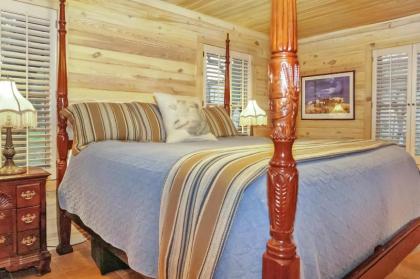 Wimberley Log Cabins Resort and Suites - The Oak Lodge - image 13