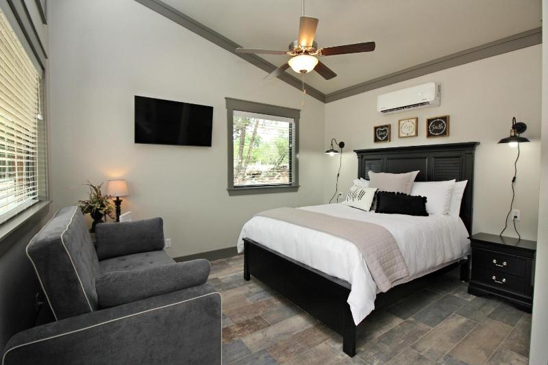 Green Acres Cottages - Blanco Suite - image 6