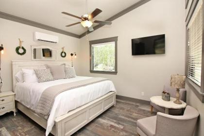 Green Acres Cottages - Luckenbach Suite - image 5